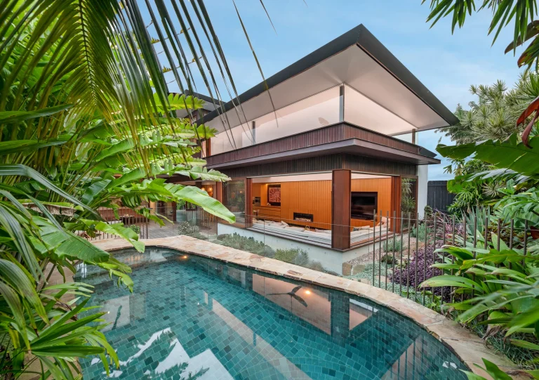 Exterior of a property in Avalon Beach, Sydney designed by Ballina architects Markham Lee.