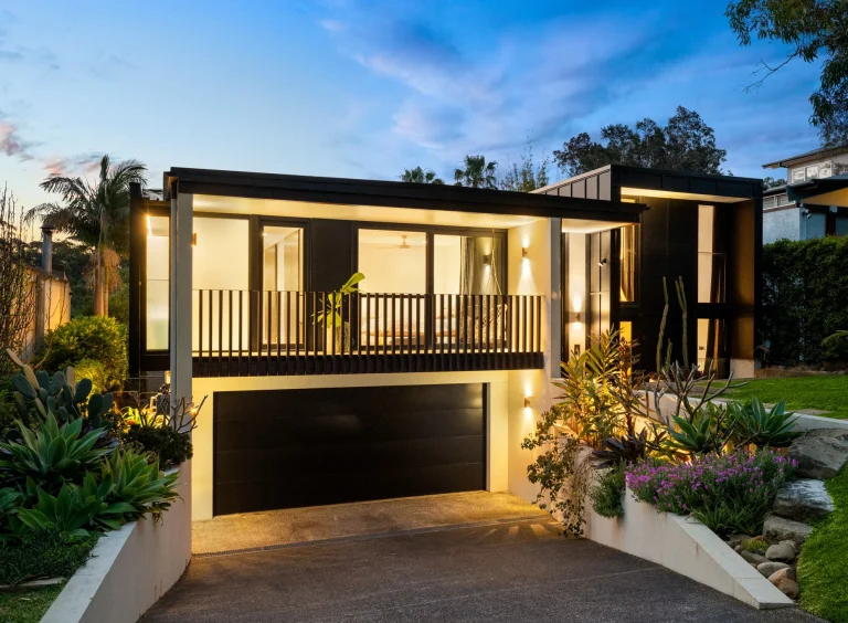 Exterior of a property in Palm Beach, Sydney designed by Avalon architects Markham Lee.