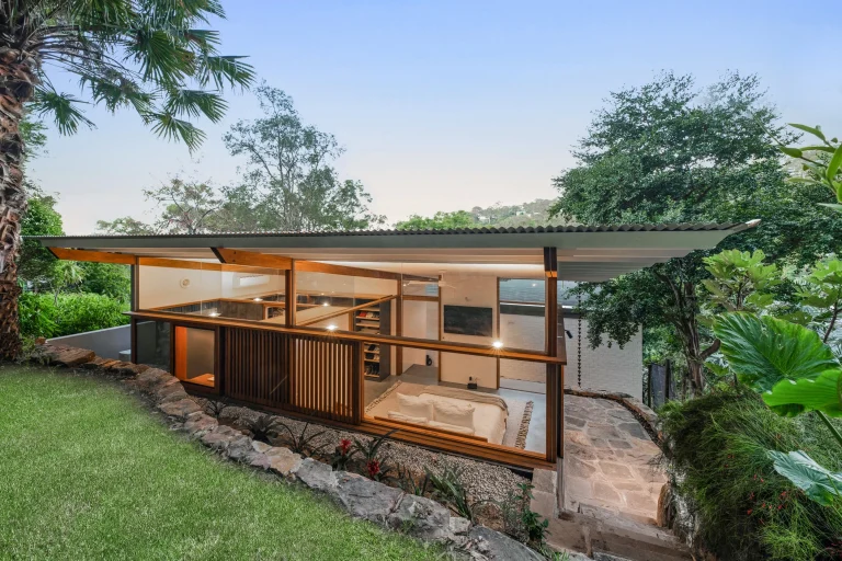 Exterior of a property in Avalon Beach, Sydney designed by Ballina architects Markham Lee.